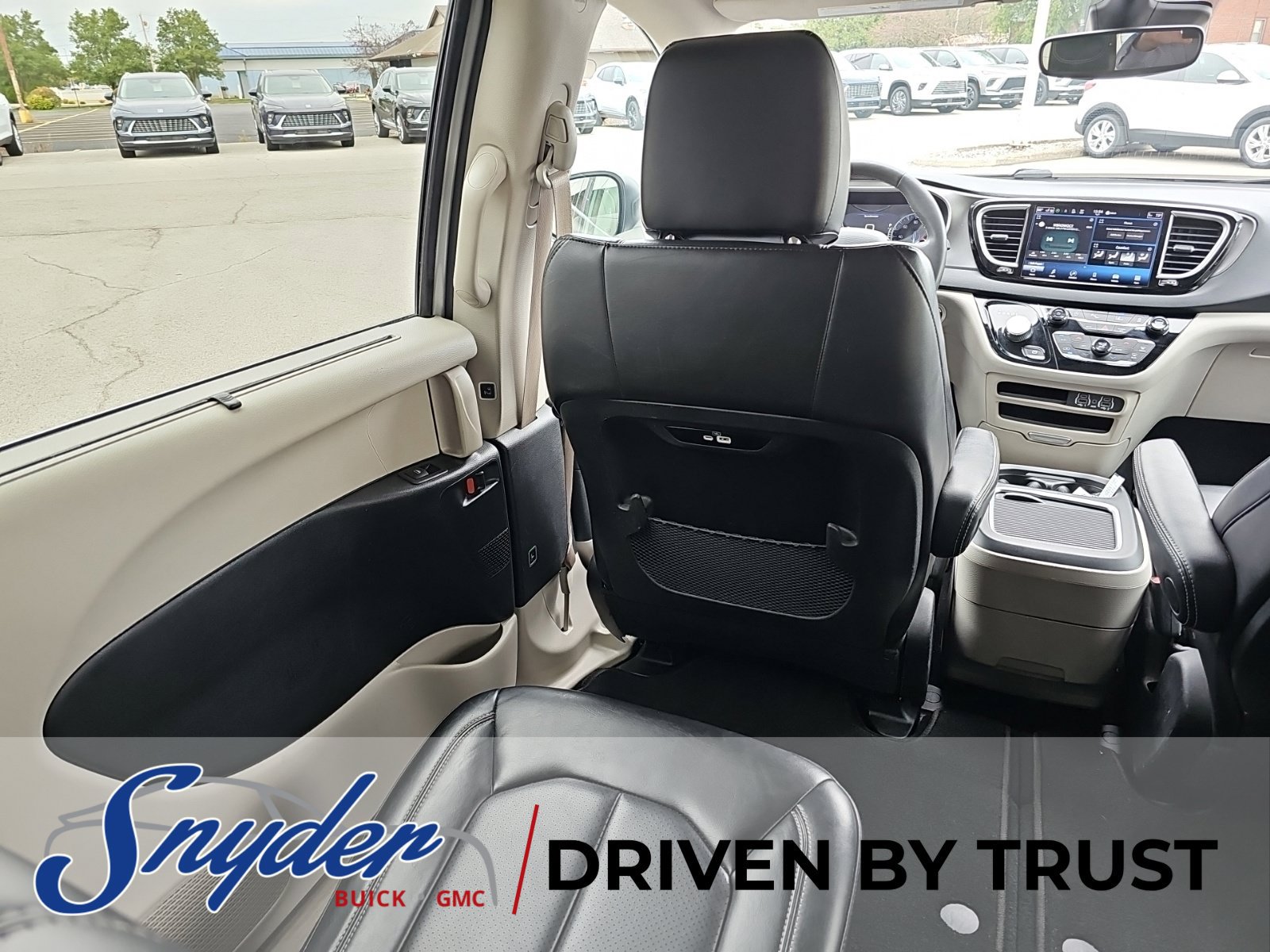 Used 2023 Chrysler Pacifica Touring-L FWD image 25