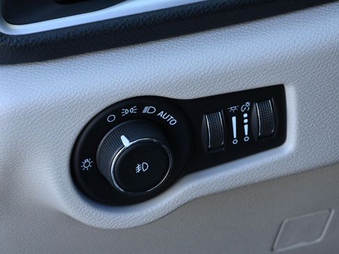 Used 2021 Chrysler Pacifica Touring-L image 27