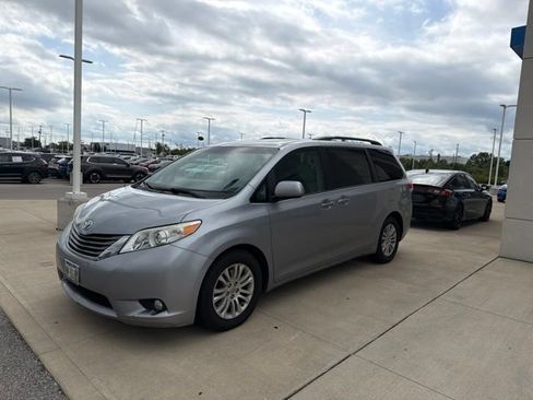 Used 2013 Toyota Sienna XLE FWD image 9