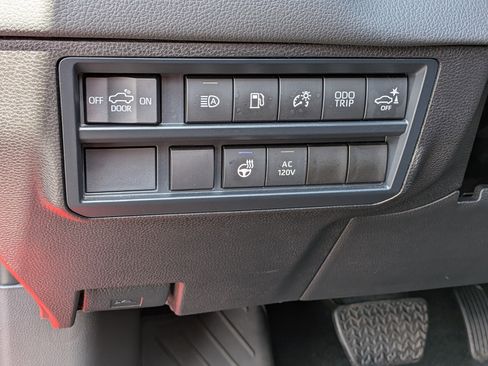 Used 2025 Toyota Tundra Limited AWD/4WD image 17