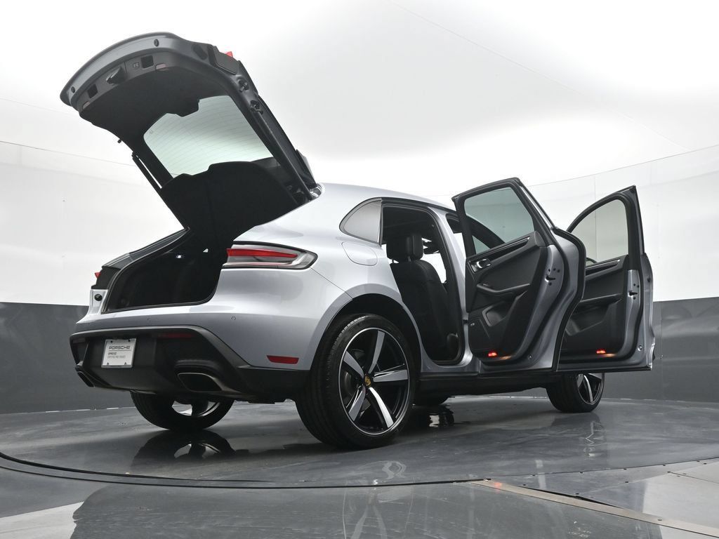 Certified 2025 Porsche Macan AWD/4WD image 27