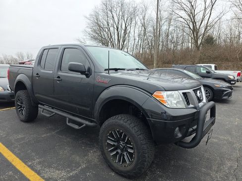 Used 2019 Nissan Frontier SV image 2
