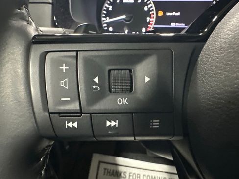 Used 2024 Nissan Pathfinder SL AWD/4WD image 17
