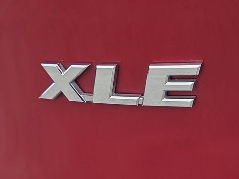 Used 2021 Toyota RAV4 XLE FWD image 8