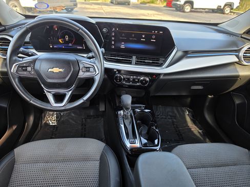 Used 2024 Chevrolet Trax LT w/ Sunroof Package FWD image 7