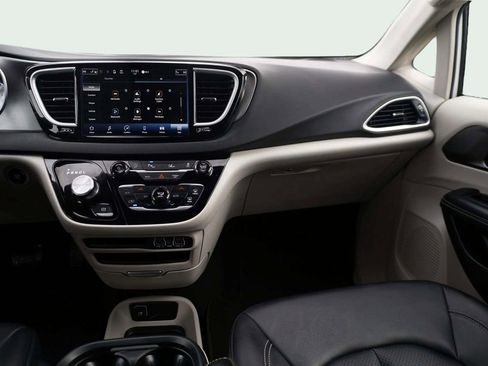 Used 2024 Chrysler Pacifica Touring-L image 25