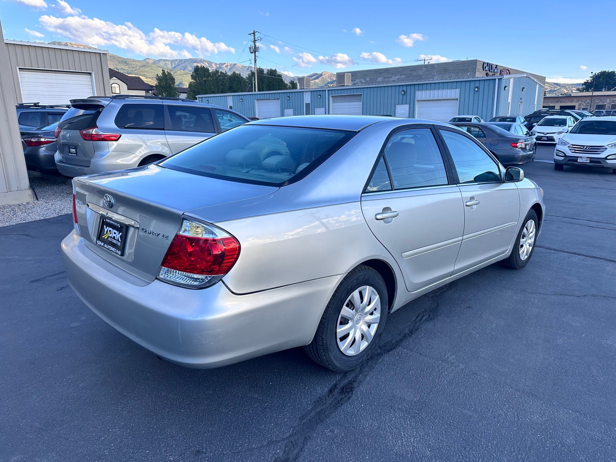Used 2005 Toyota Camry LE FWD image 3