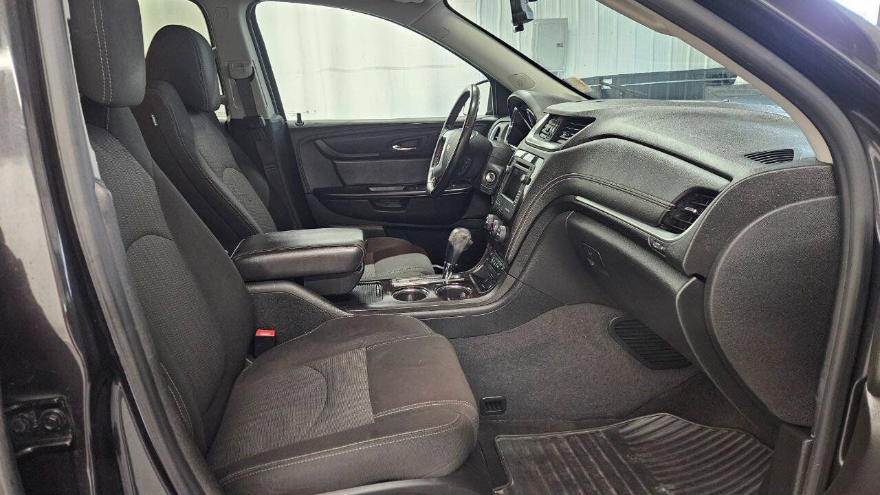 Used 2017 Chevrolet Traverse LT w/ Style and Technology Package FWD image 12