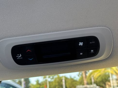 Used 2024 Chrysler Pacifica Limited FWD image 13