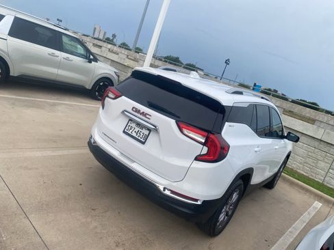 Used 2022 GMC Terrain SLT w/ Tech Package FWD image 4