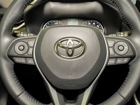 Used 2022 Toyota RAV4 XLE Premium image 19