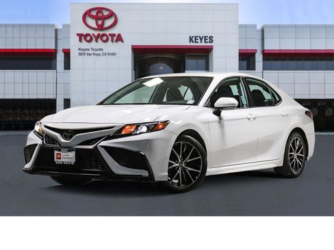 Used 2023 Toyota Camry SE FWD image 1