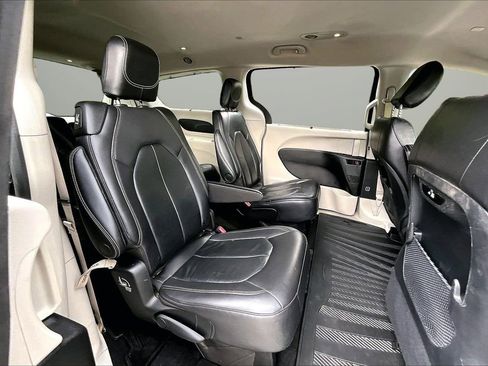 Used 2022 Chrysler Pacifica Touring-L FWD image 23