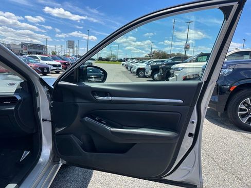 Used 2024 Nissan Altima 2.5 SR FWD image 13