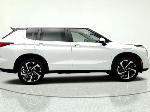Used 2024 Mitsubishi Outlander SE Black Edition FWD image 4