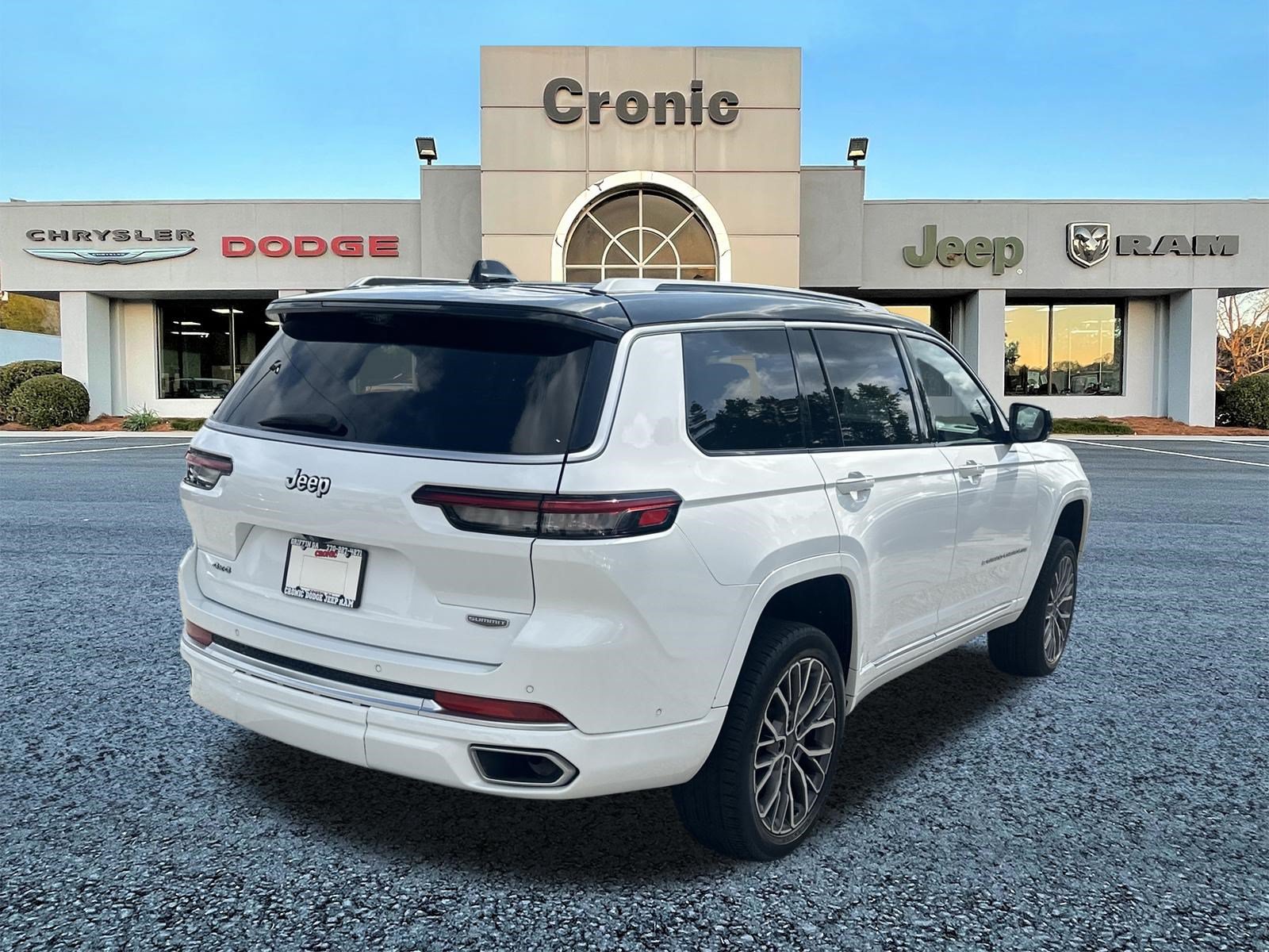 Used 2023 Jeep Grand Cherokee L Summit AWD/4WD image 3
