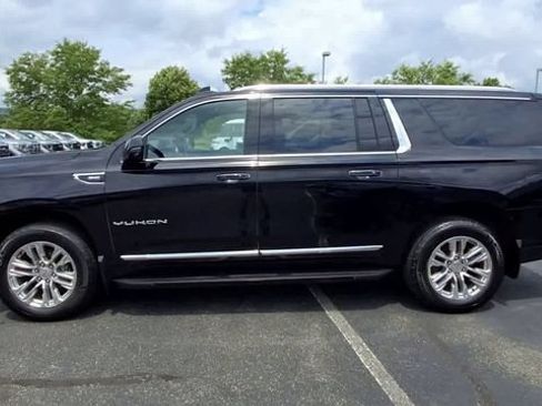 Used 2022 GMC Yukon XL SLT w/ SLT Premium Package AWD/4WD image 5