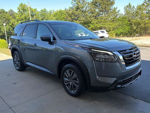 Used 2025 Nissan Pathfinder SV FWD image 8