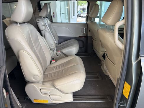 Used 2011 Toyota Sienna XLE FWD image 29