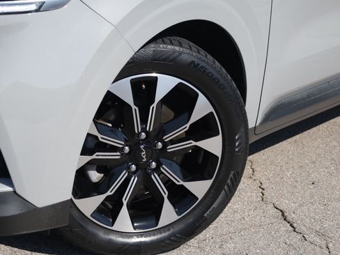 Used 2022 Kia Carnival EX FWD image 12