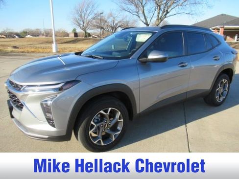 Used 2025 Chevrolet Trax LT w/ Driver Confidence Package image 2