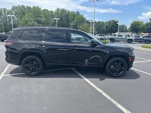Used 2023 Jeep Grand Cherokee L Limited w/ Luxury Tech Group II AWD/4WD image 2