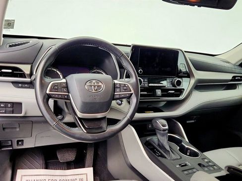 Used 2023 Toyota Highlander XLE image 13
