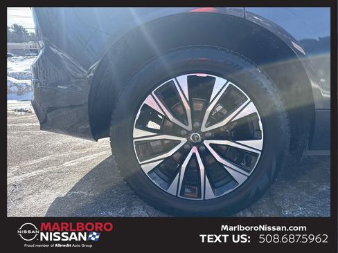 Used 2025 Volvo XC60 B5 Plus w/ Climate Package image 9