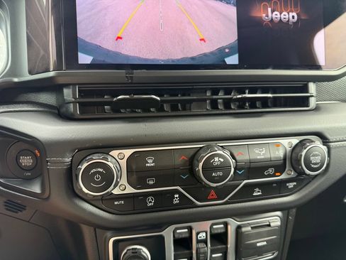 Used 2025 Jeep Wrangler Unlimited Rubicon AWD/4WD image 17