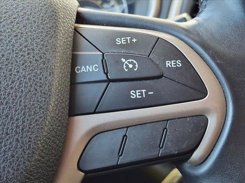 Used 2015 Jeep Cherokee Latitude AWD/4WD image 13