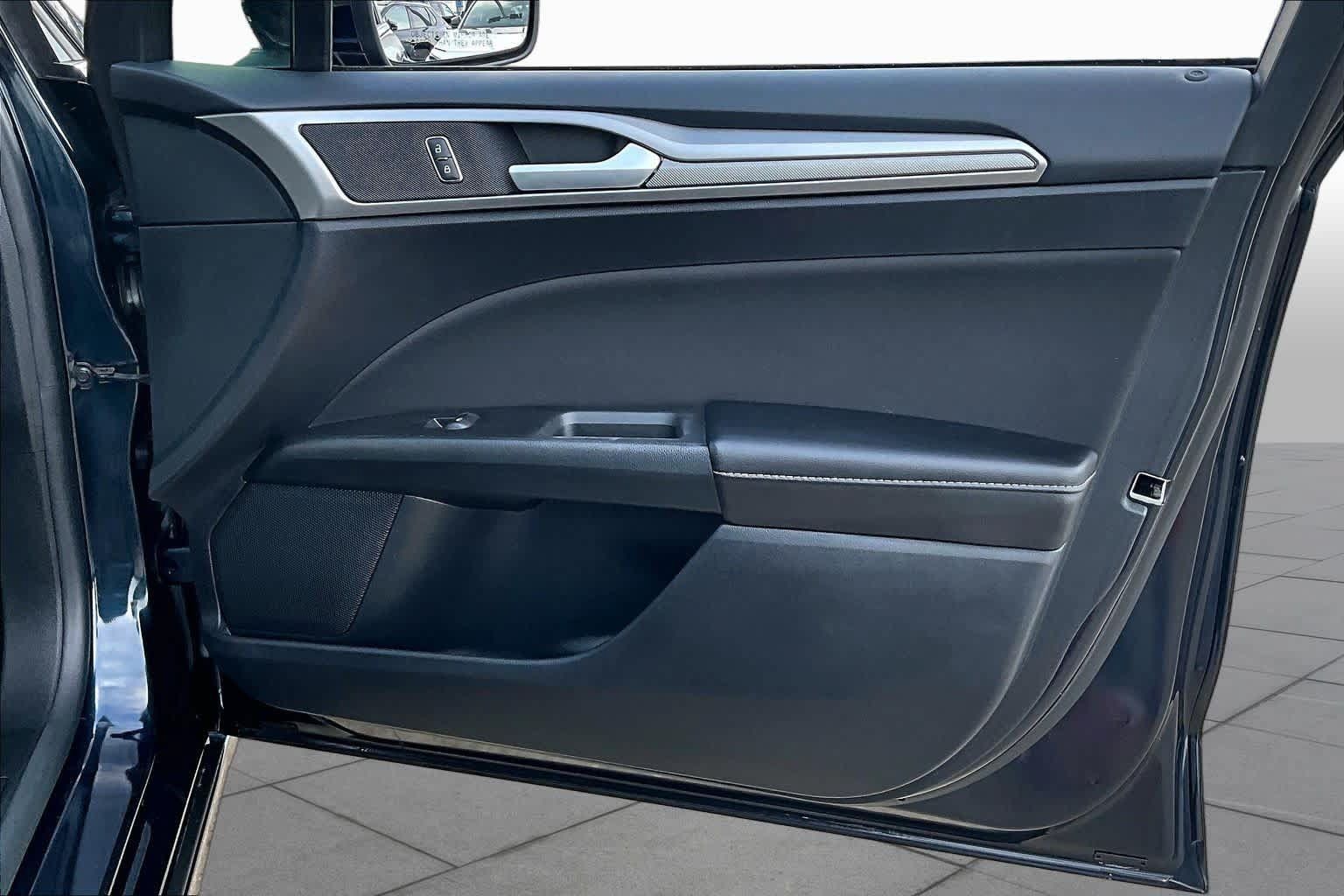 Used 2020 Ford Fusion SE FWD image 23