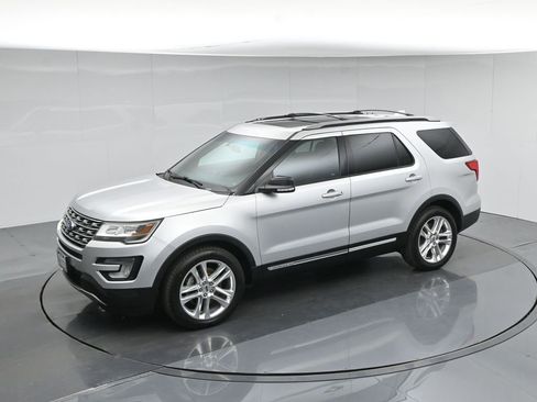 Used 2017 Ford Explorer XLT w/ Equipment Group 202A FWD image 43