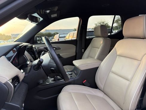 Used 2023 Chevrolet Traverse Premier FWD image 6