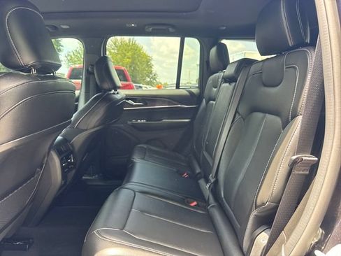 Used 2024 Jeep Grand Cherokee Limited w/ Black Appearance Package AWD/4WD image 11