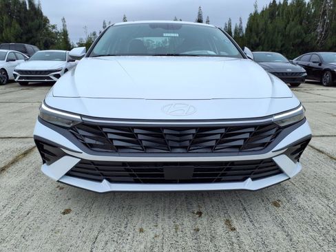 New 2025 Hyundai Elantra SEL image 2