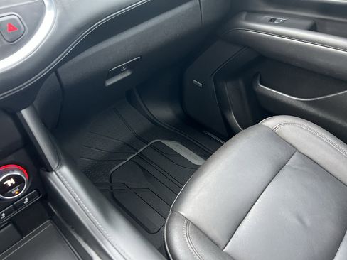 Used 2024 Chevrolet Suburban LT w/ Luxury Package image 17