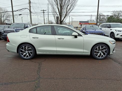 Used 2019 Volvo S60 T6 Momentum w/ Premium Package image 7