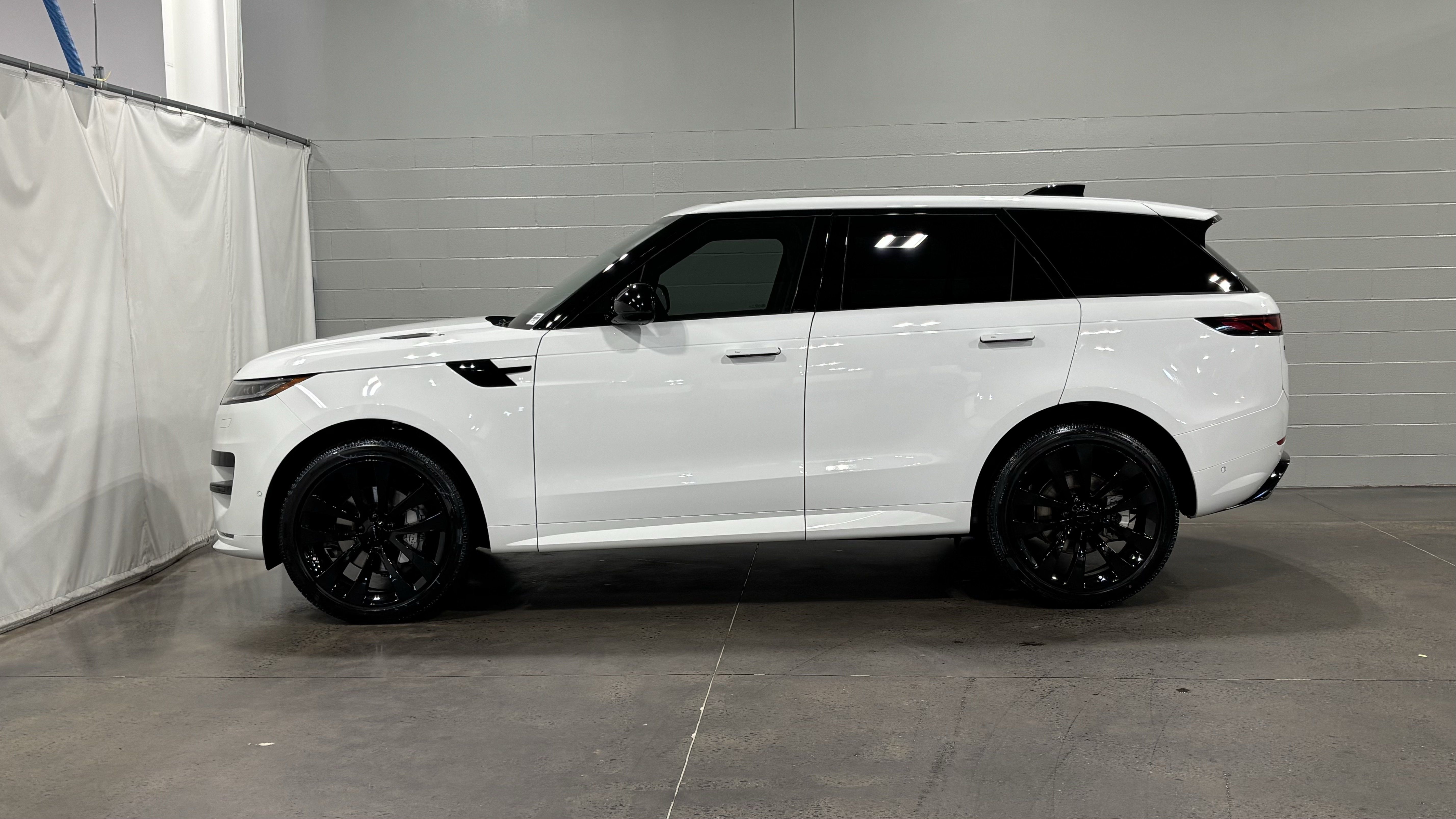New 2026 Land Rover Range Rover Sport Dynamic SE AWD/4WD image 7