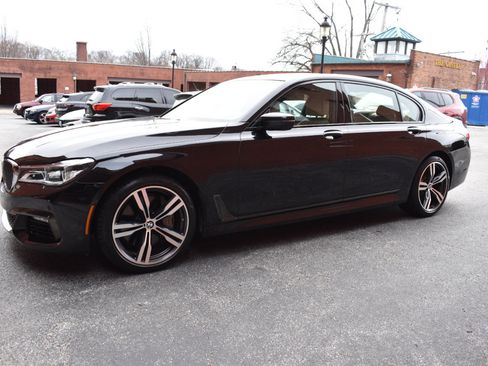 Used 2019 BMW 750i 750i Sedan w/ Executive Package image 7