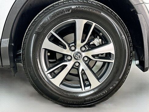 Used 2018 Toyota RAV4 XLE AWD/4WD image 30
