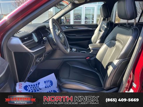 Used 2025 Jeep Grand Cherokee Limited image 3