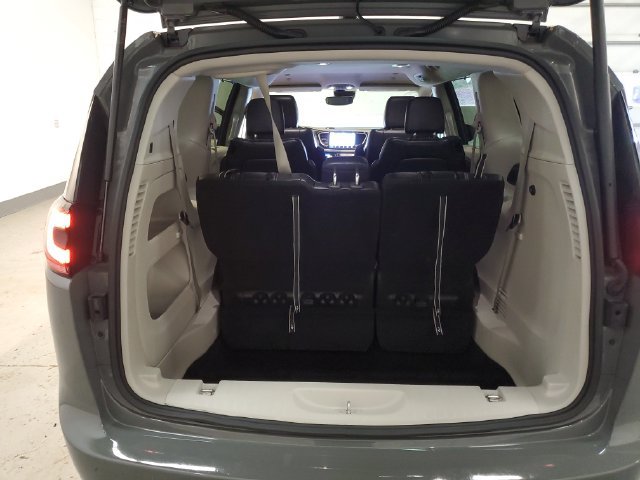 Used 2023 Chrysler Pacifica Touring-L FWD image 6