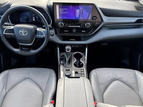 Used 2023 Toyota Highlander Limited image 17