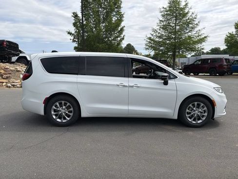 New 2026 Chrysler Pacifica Limited FWD image 13