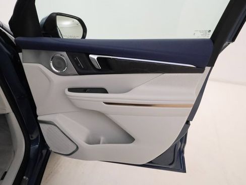 Used 2025 Buick Enclave Avenir image 23