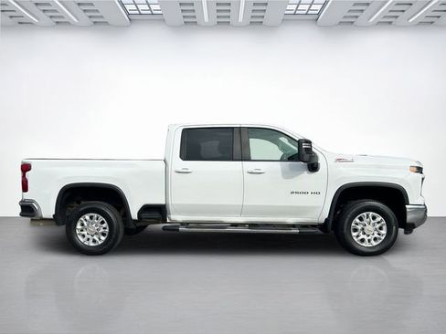 Used 2024 Chevrolet Silverado 2500 LT AWD/4WD image 3