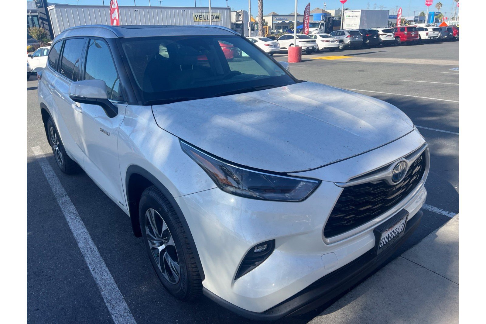 Used 2021 Toyota Highlander XLE AWD/4WD image 3