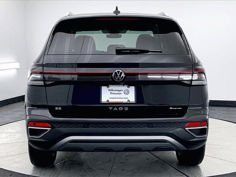 Used 2025 Volkswagen Taos SE image 4