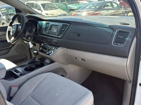 Used 2018 Kia Sedona L FWD image 11