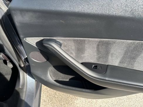 Used 2022 Tesla Model Y Long Range image 15